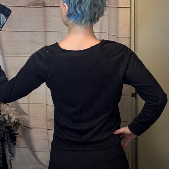 🔥2/$10 |•579•| Long Sleeve Sweatshirt w/ Lips - Picture 4 of 9